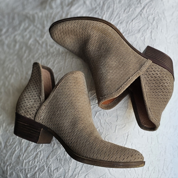 Lucky Brand 8.5 Tan Beige Suede Booties Ankle Boots - Picture 3 of 9